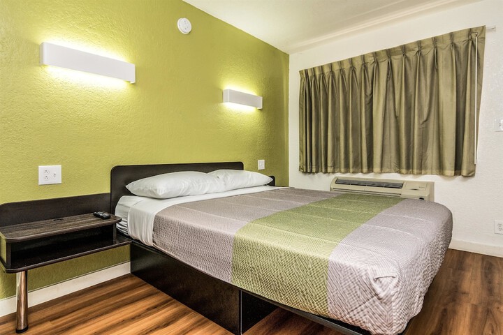 1 Queen Bed (1 of 3)