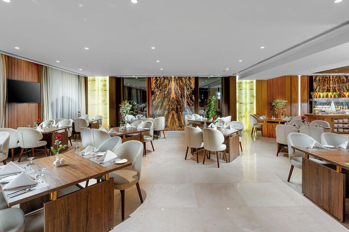 Dining 17 of 19