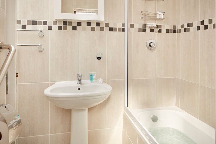 Deep soaking bathtub