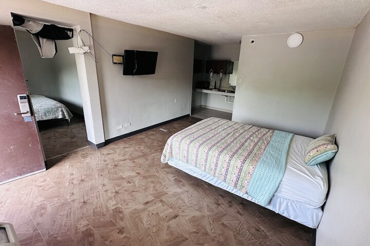 Room 8 of 11