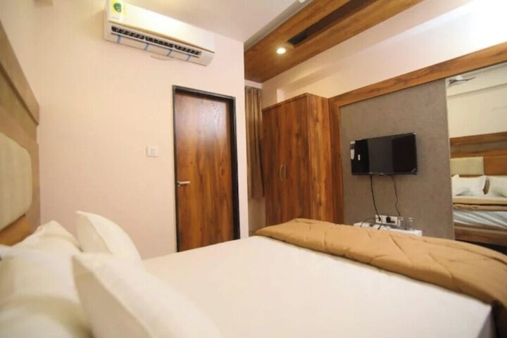 Room 3 of 10