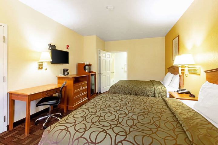 2 Queen Beds (2 of 7)