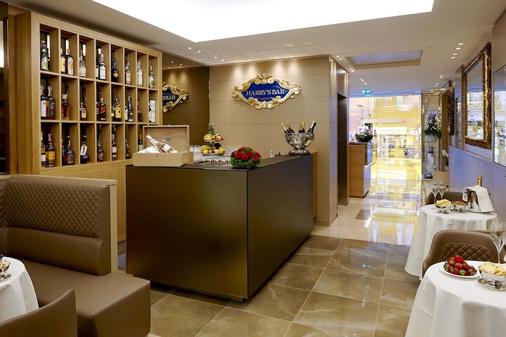 Lounge 124 of 142