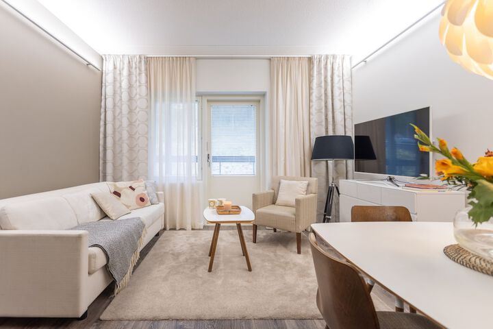 Room 2 of 76
