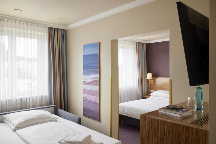 Room 33 of 65