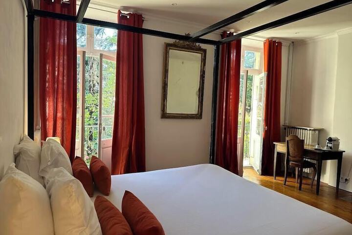 Room 25 of 104