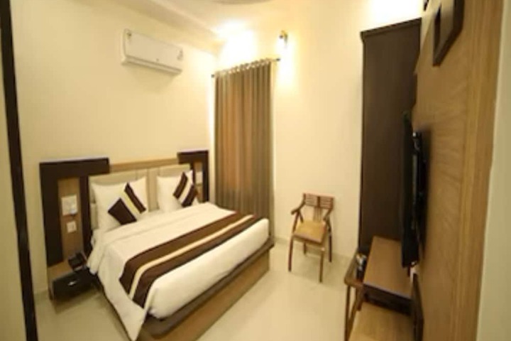 Room 4 of 12