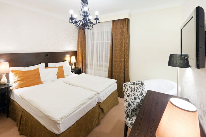 Room 3 of 37