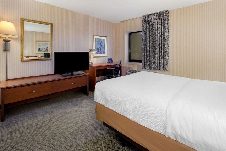 1 King Bed (5 of 11)