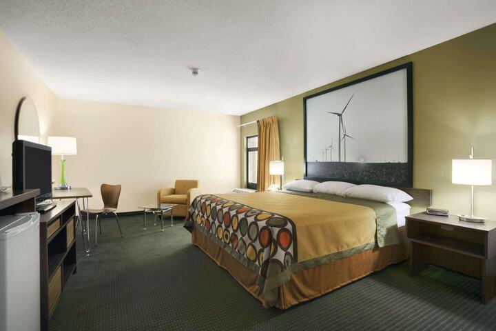 1 King Bed (2 of 7)