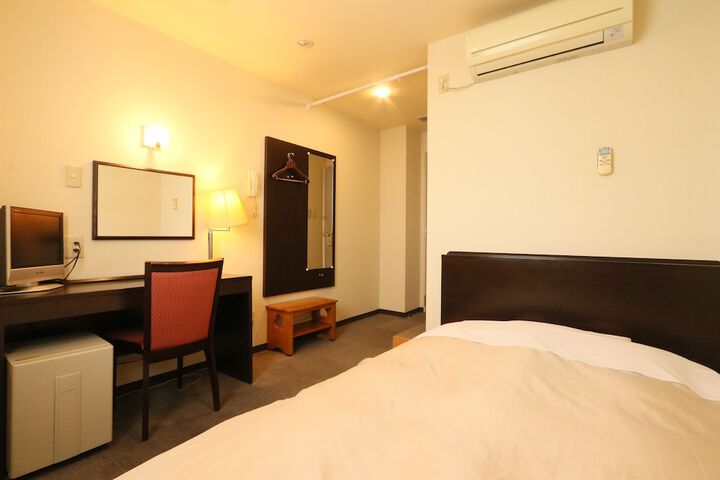 Room 5 of 9