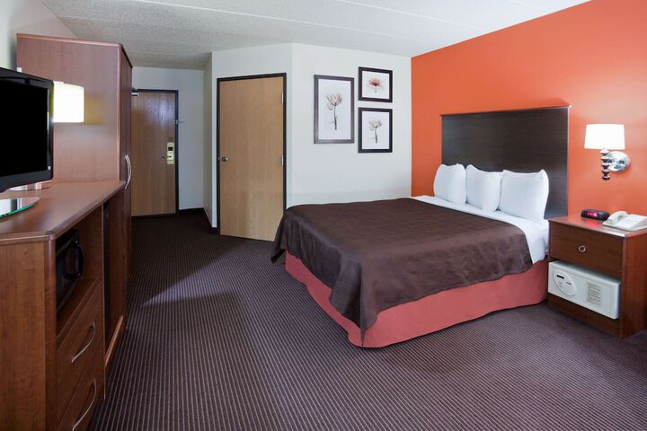 1 Queen Bed Mobility Accessible Roll in Shower (14 of 14)