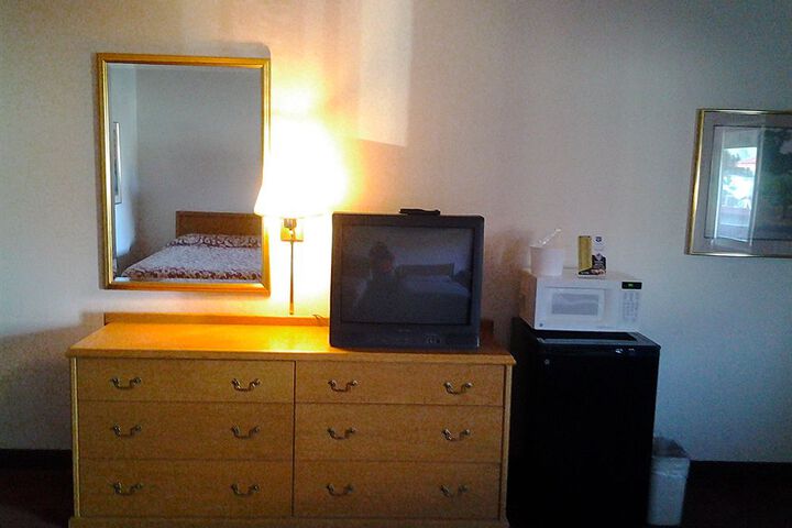 Room 4 of 7