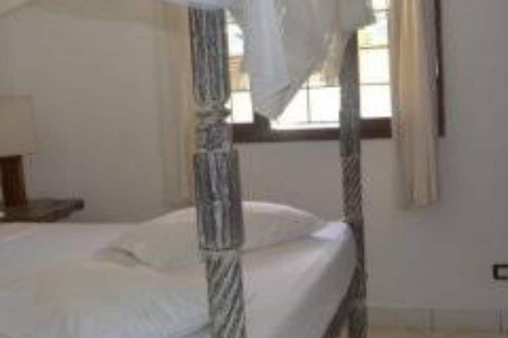 Room 2 of 8