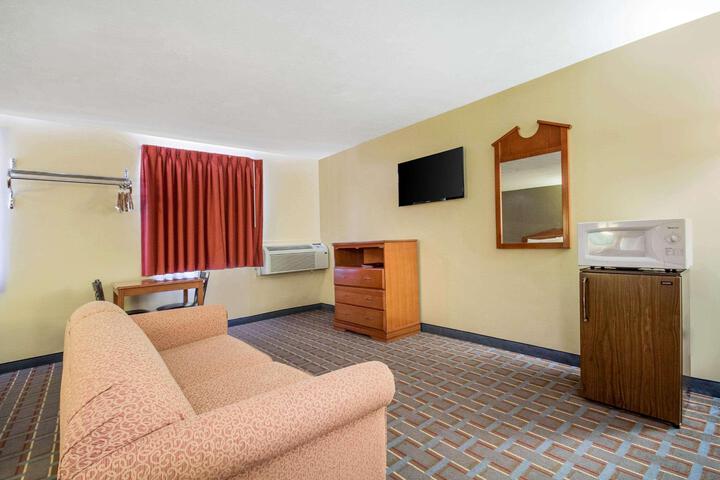 1 Queen Bed (9 of 10)