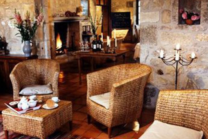 Lounge 7 of 13