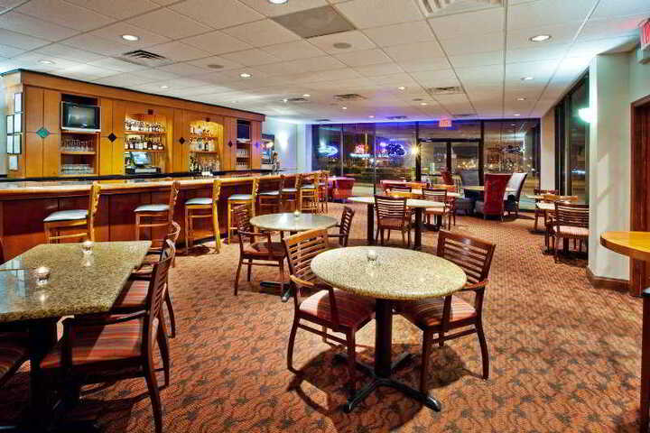 Lounge 6 of 7