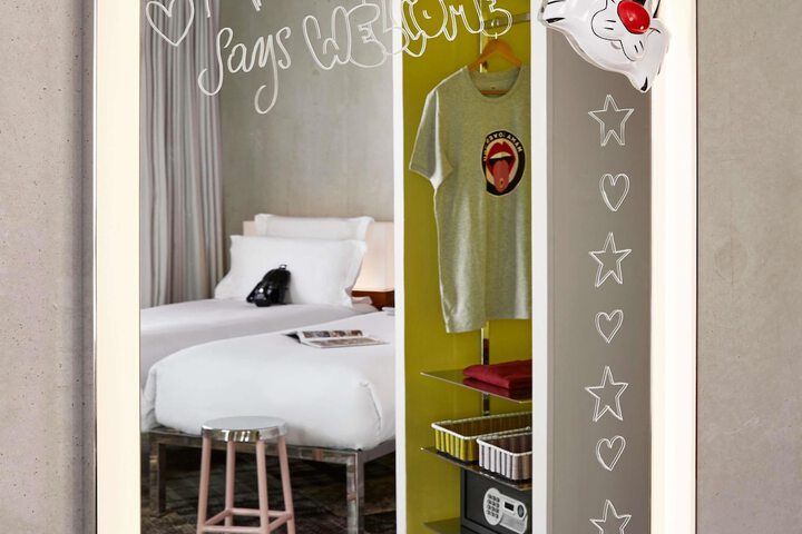 Room 34 of 143