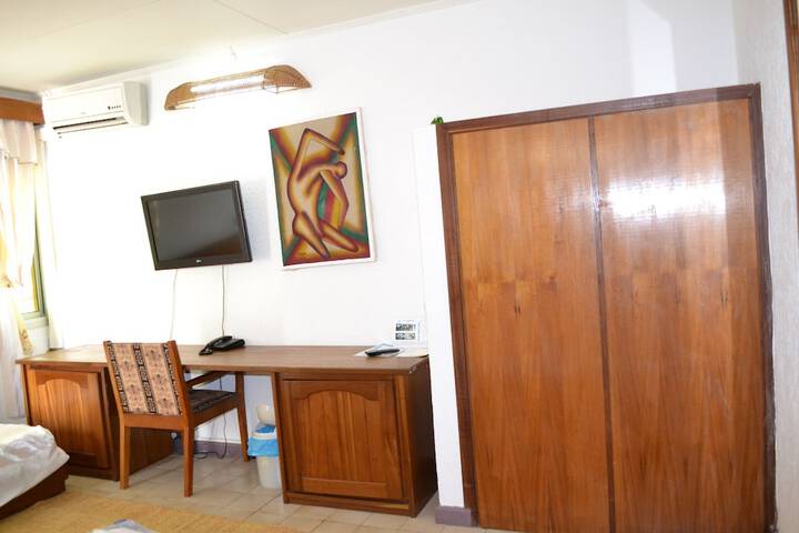 Room 8 of 28