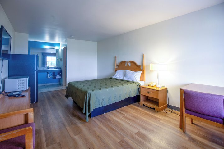 Room 6 of 28