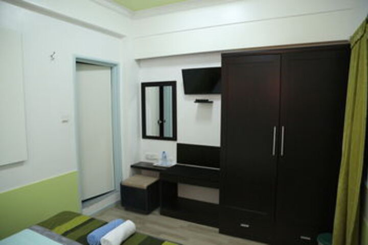 Room 9 of 33