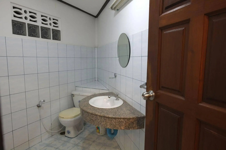 Room 7 of 18