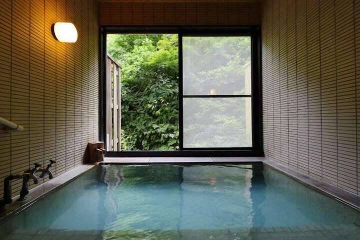 Deep soaking bathtub