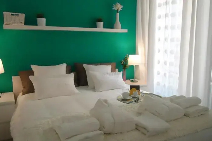 Room 5 of 8
