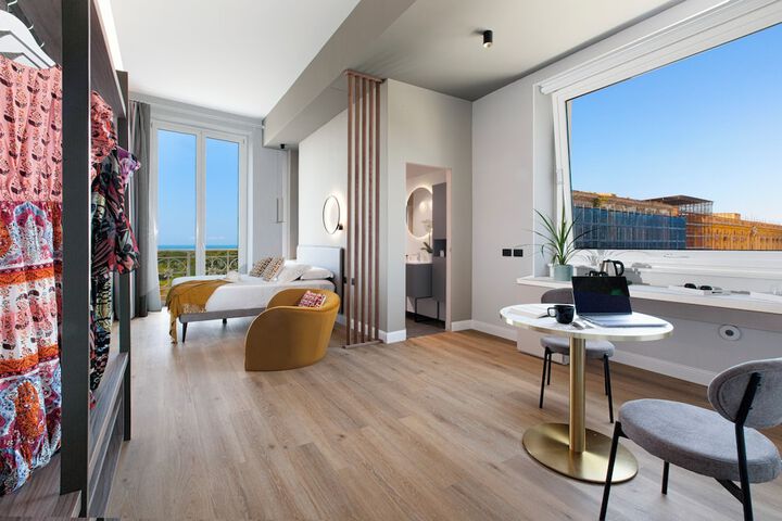 Room 6 of 100