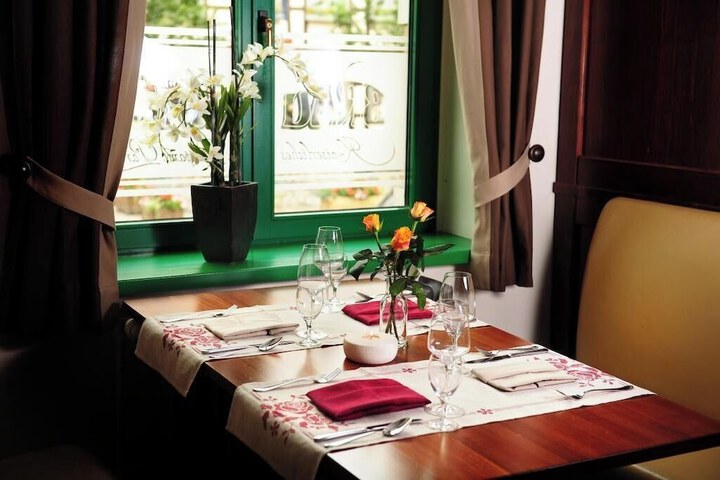 Dining 8 of 11
