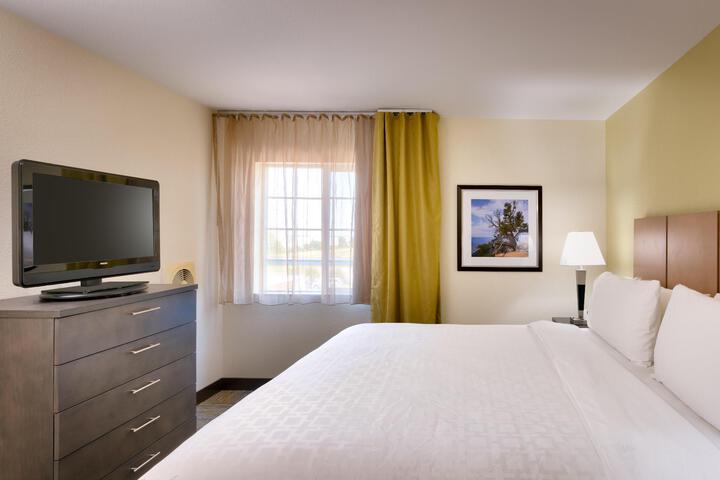 Studio Suite Queen Bed (9 of 14)