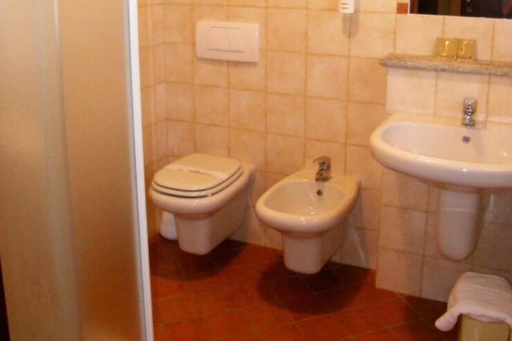 Room 5 of 32