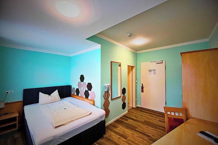 Room 16 of 38