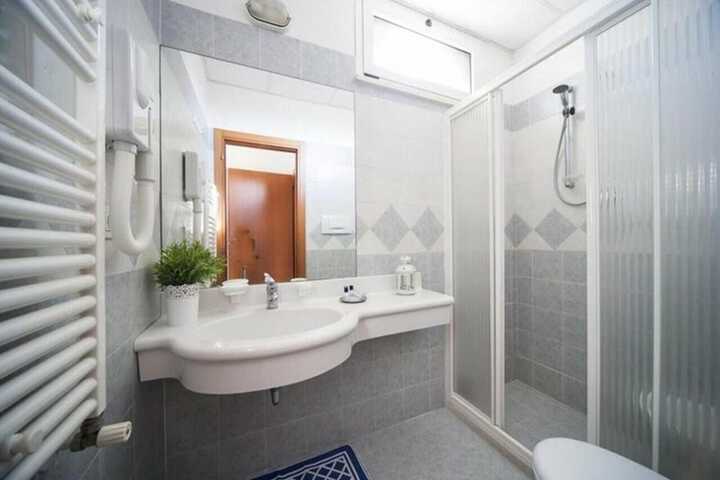 Room 7 of 13