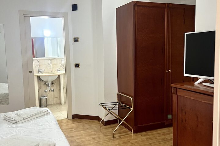 Room 21 of 80