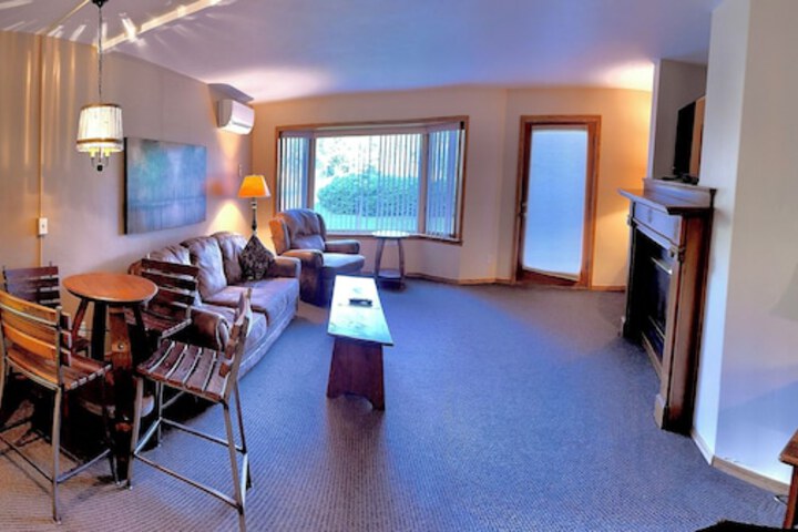 Standard King Bed Pet Friendly (14 of 15)