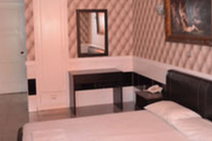 Room 13 of 25
