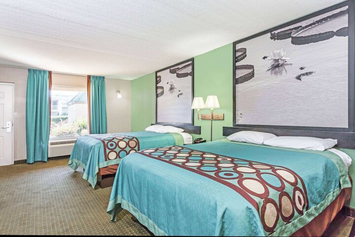 Room 6 of 12