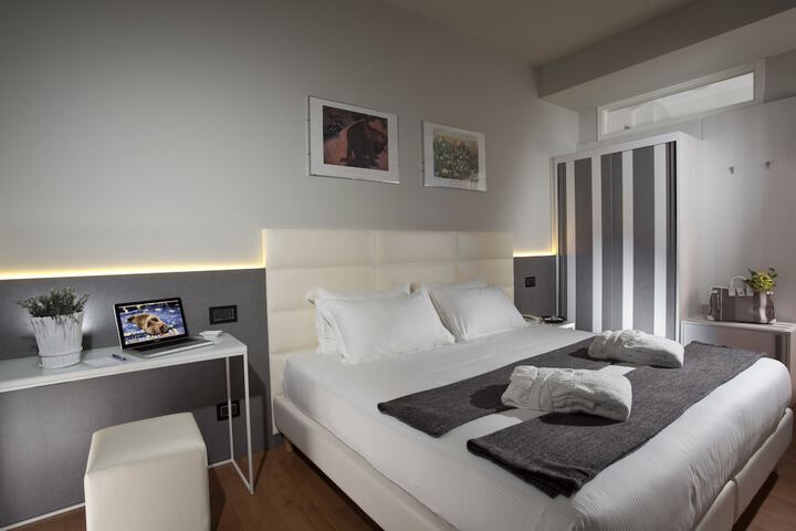 Room 7 of 99
