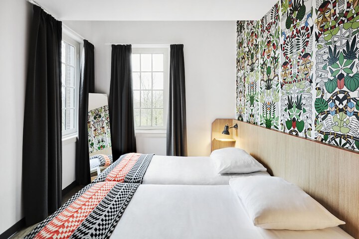 Room 35 of 71