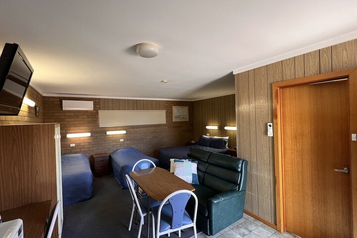 Room 4 of 18
