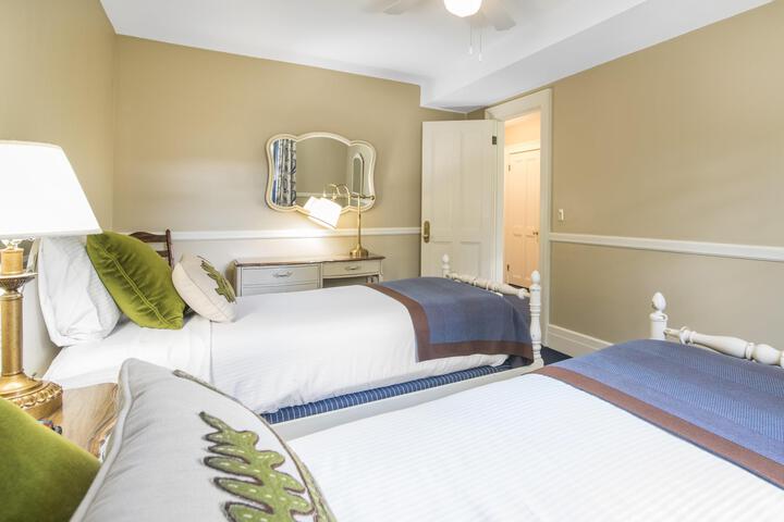 Deluxe Queen Bed Accessible (9 of 19)