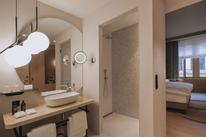 Room 33 of 61