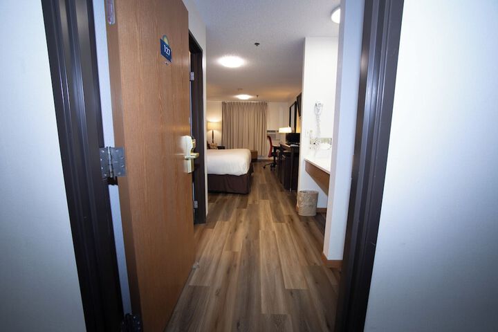 Room 6 of 32