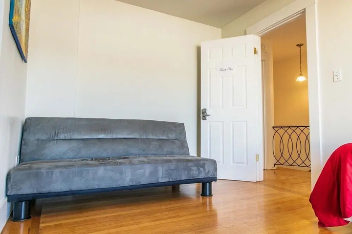 Image of Large and Bright 3 Bedroom With Room For 7