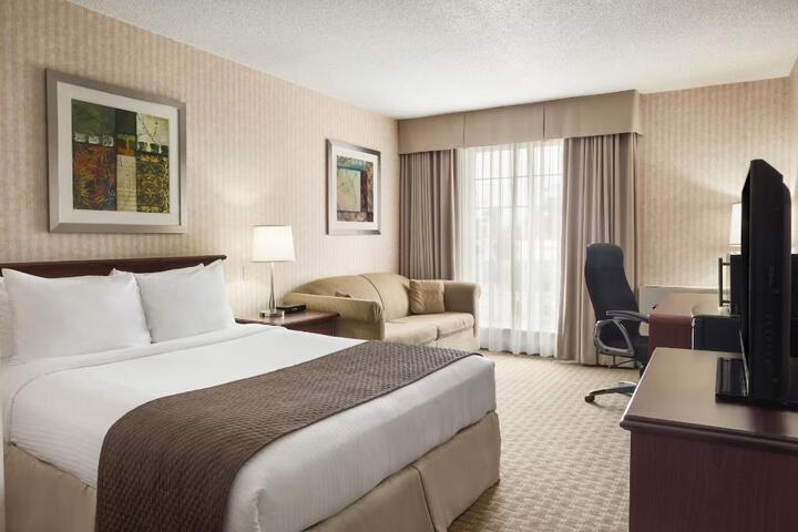 1 Queen Bed Deluxe Room (1 of 3)