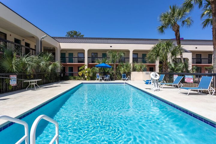 Hotel Pool