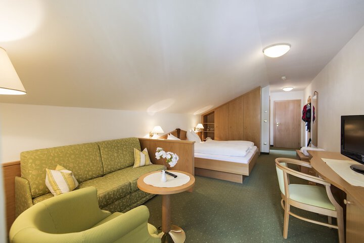 Room 15 of 77