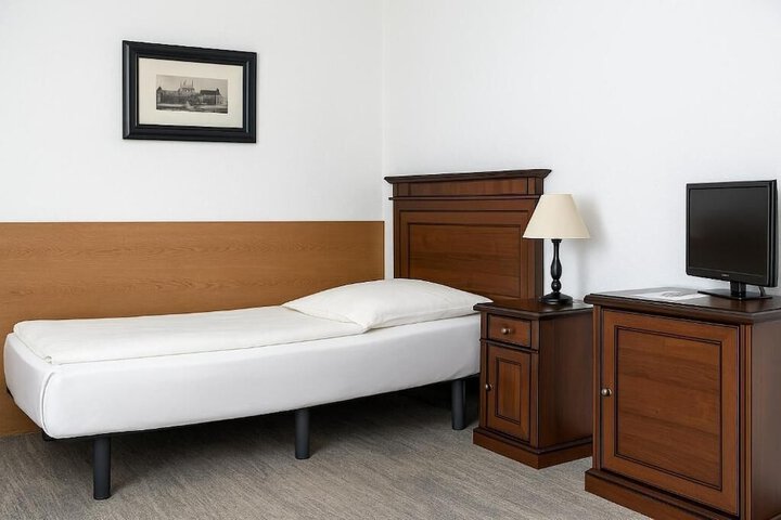 Room 3 of 66