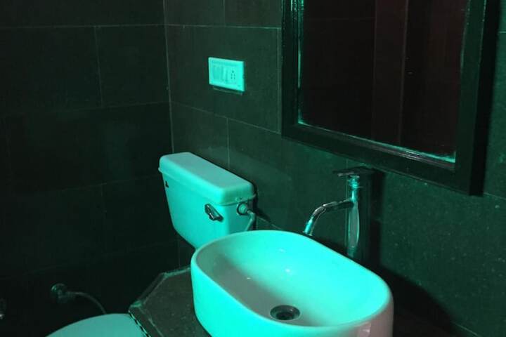 Room 34 of 47